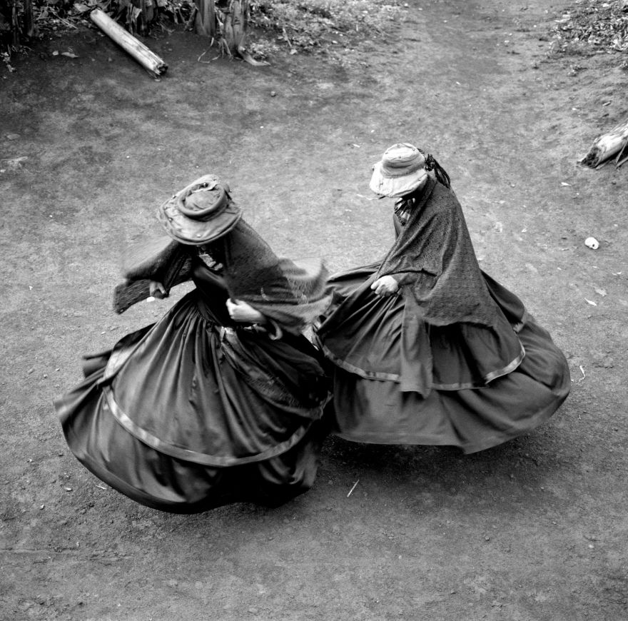 Sibila e Ermelinda dançam.